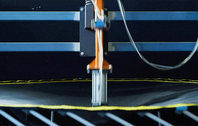 Springfree-Experten testen die Haltbarkeit der Springfree-Trampolin-Sprungfläche mit einer speziellen Maschine