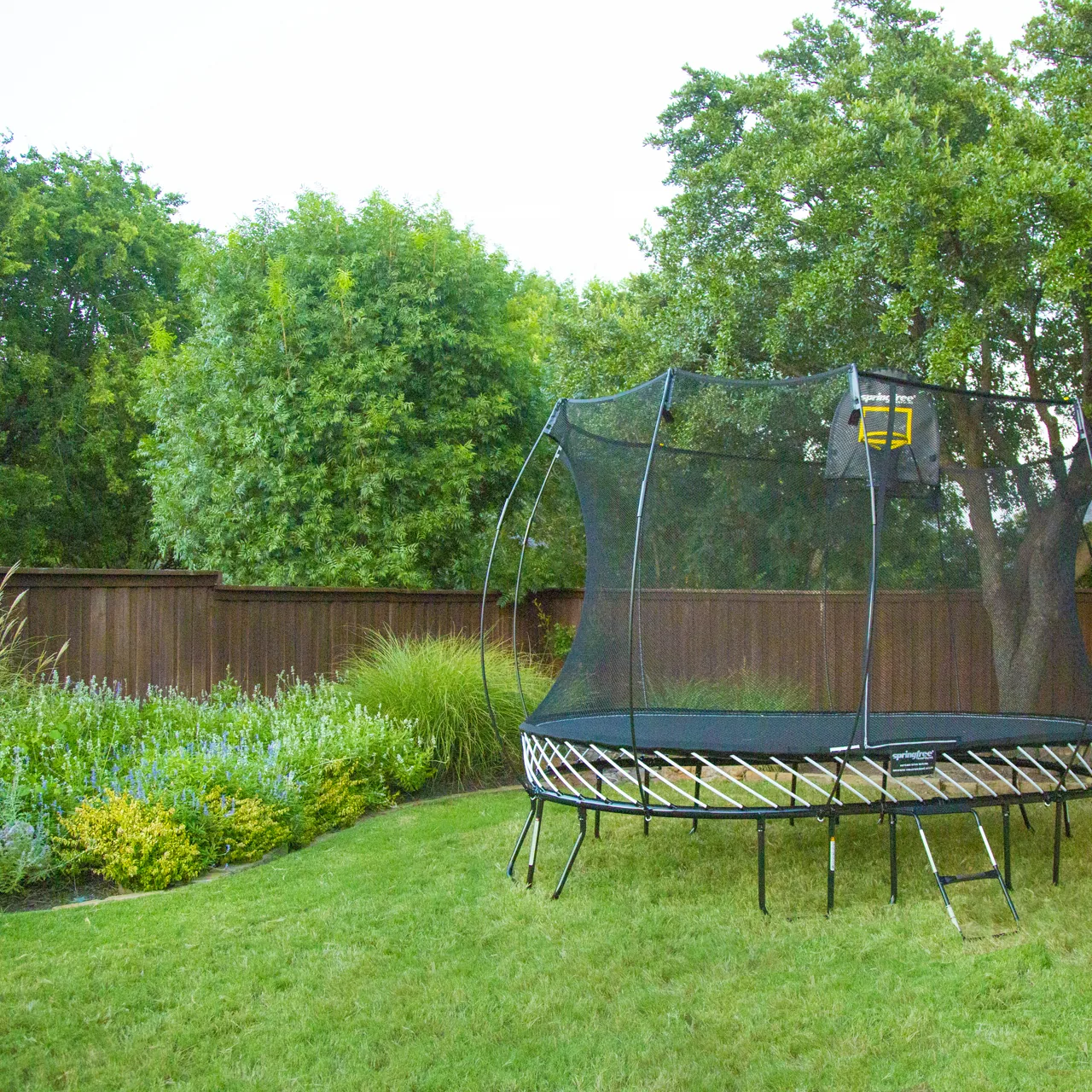 Springfree O92 Large Oval Trampolin im Garten.