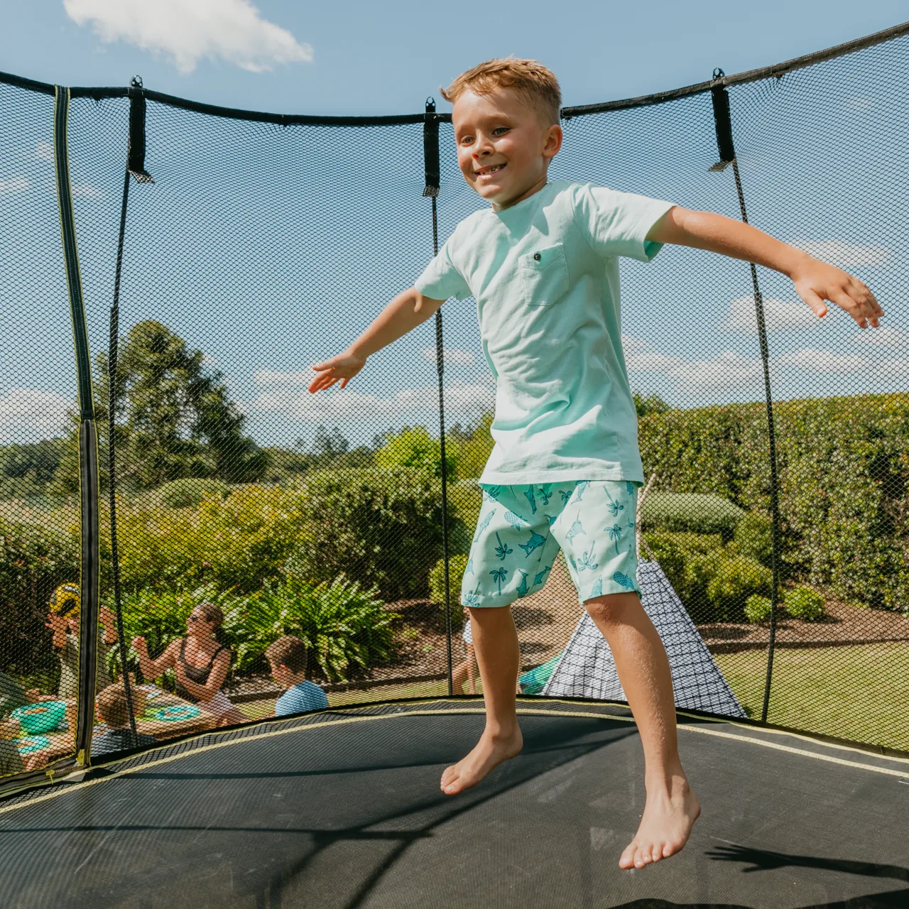 Bub auf dem Springfree S113 Large Square Trampolin.