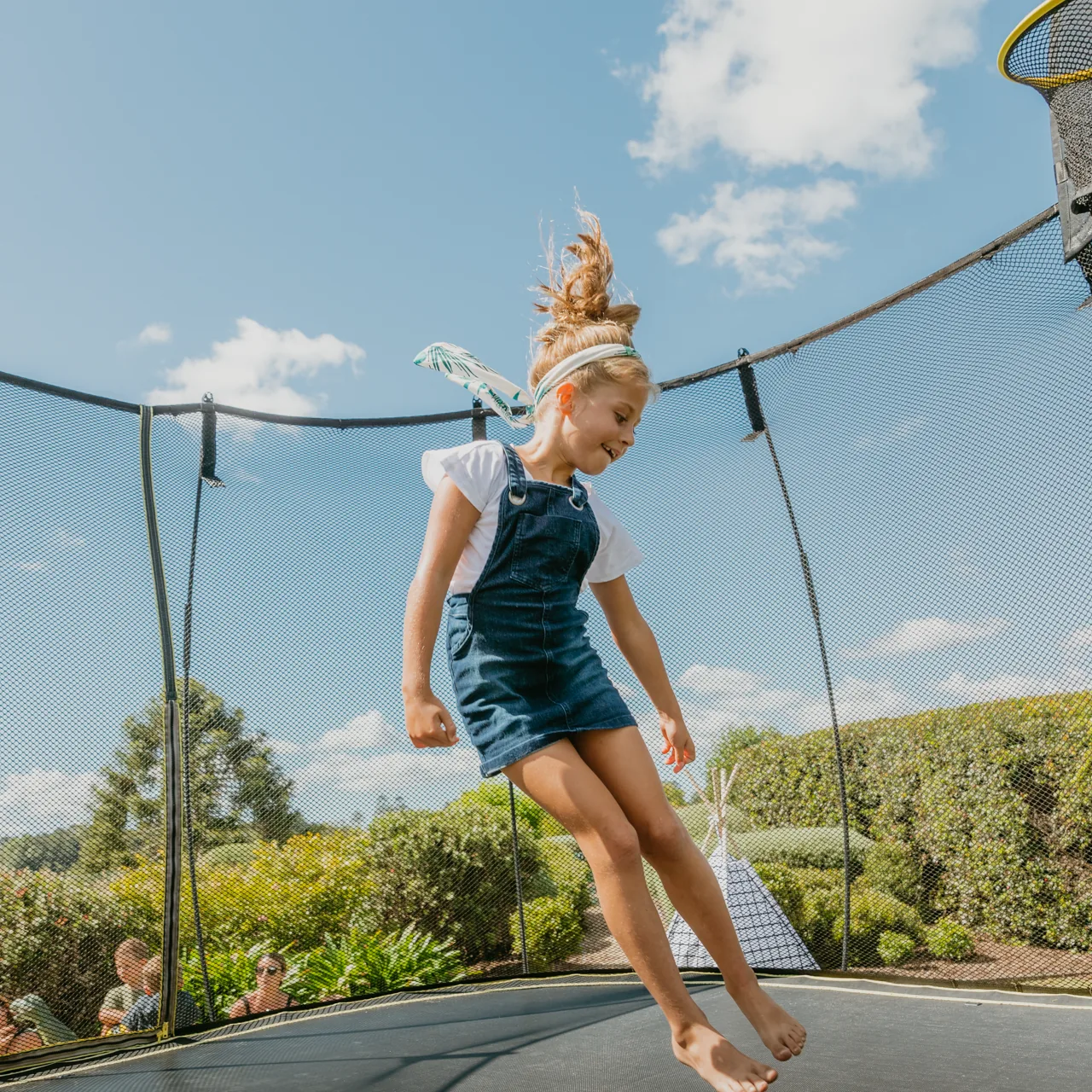 Mädchen auf dem Springfree S113 Large Square Trampolin.