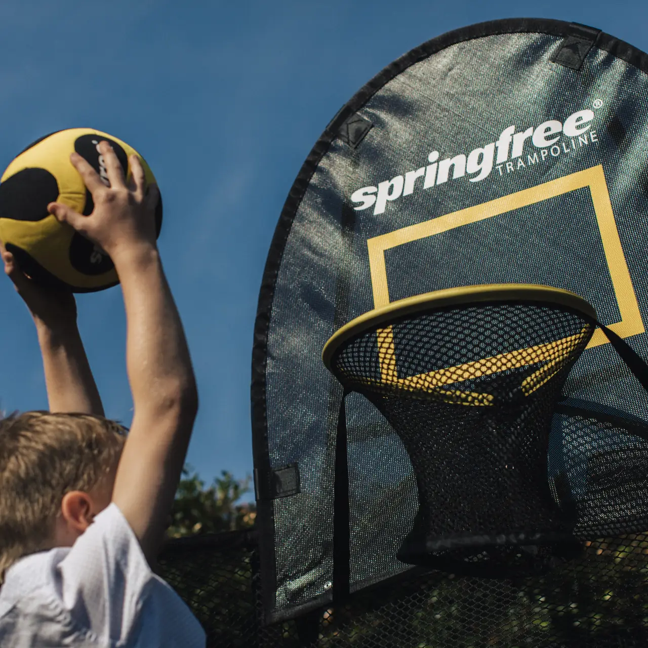 FlexrHoop™ Basketballkorb am Springfree R54 Compact Round Trampolin.