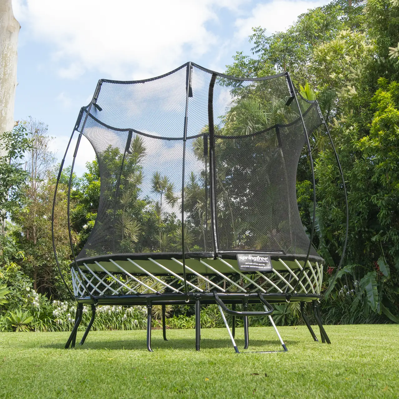 Springfree R54 Compact Round Trampolin im Garten.