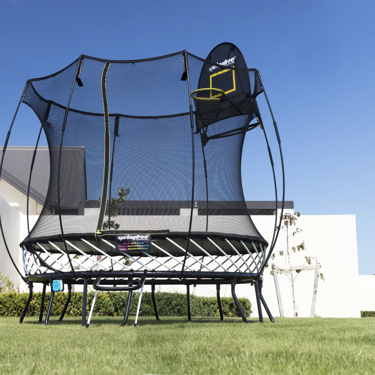 Springfree R54 Compact Round Trampolin mit FlexrHoop™ und FlexrStep™.