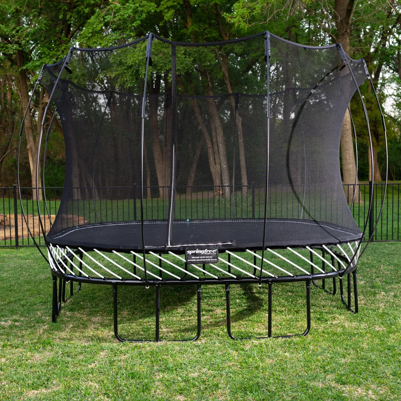 Springfree S113 Large Square Trampolin im Garten.