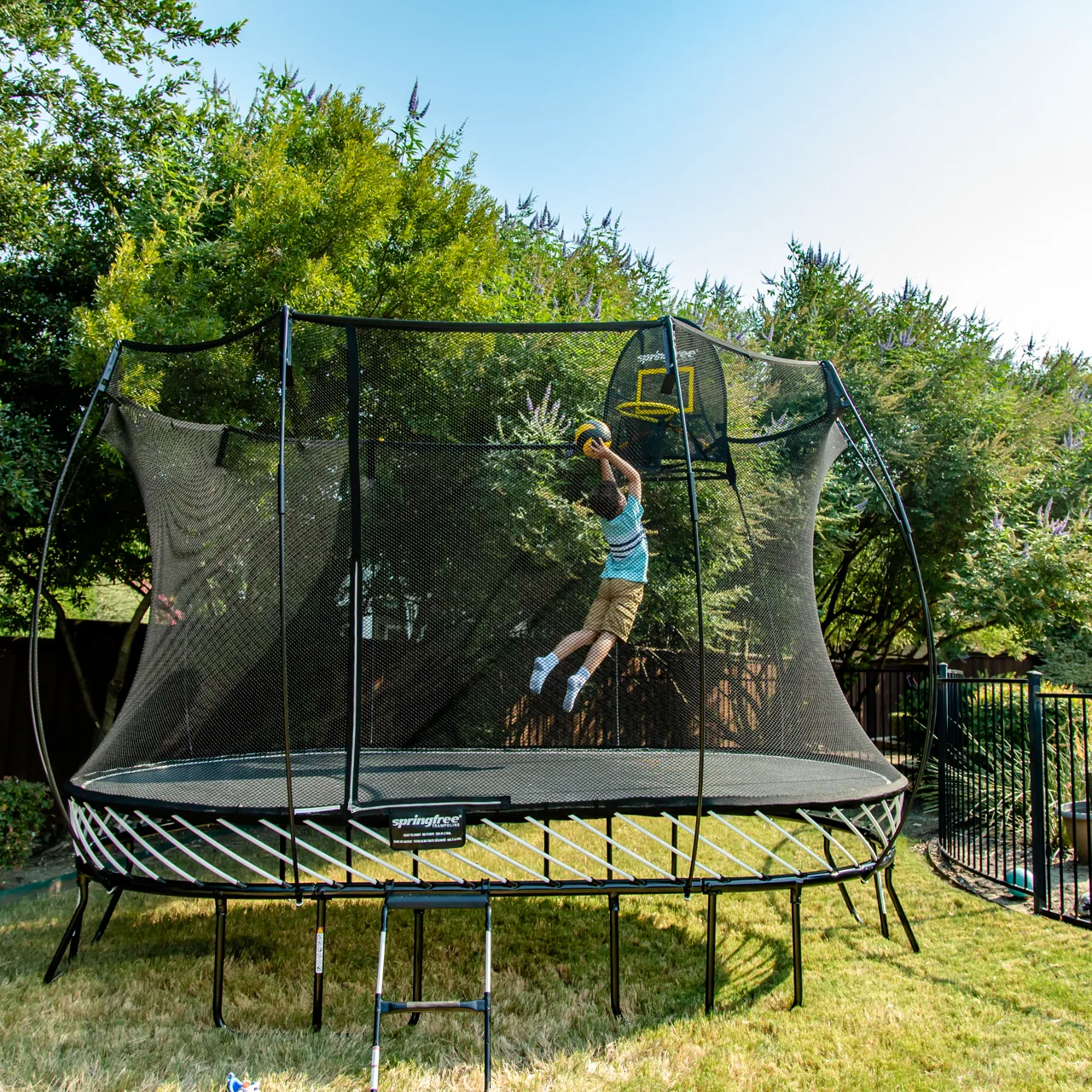 Kind springt auf dem Springfree O92 Large Oval Trampolin.