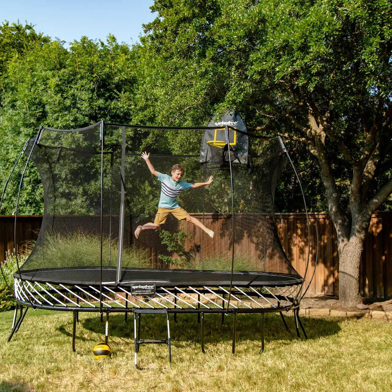 Kind im Sprung auf dem Springfree O77 Medium Oval Trampolin.