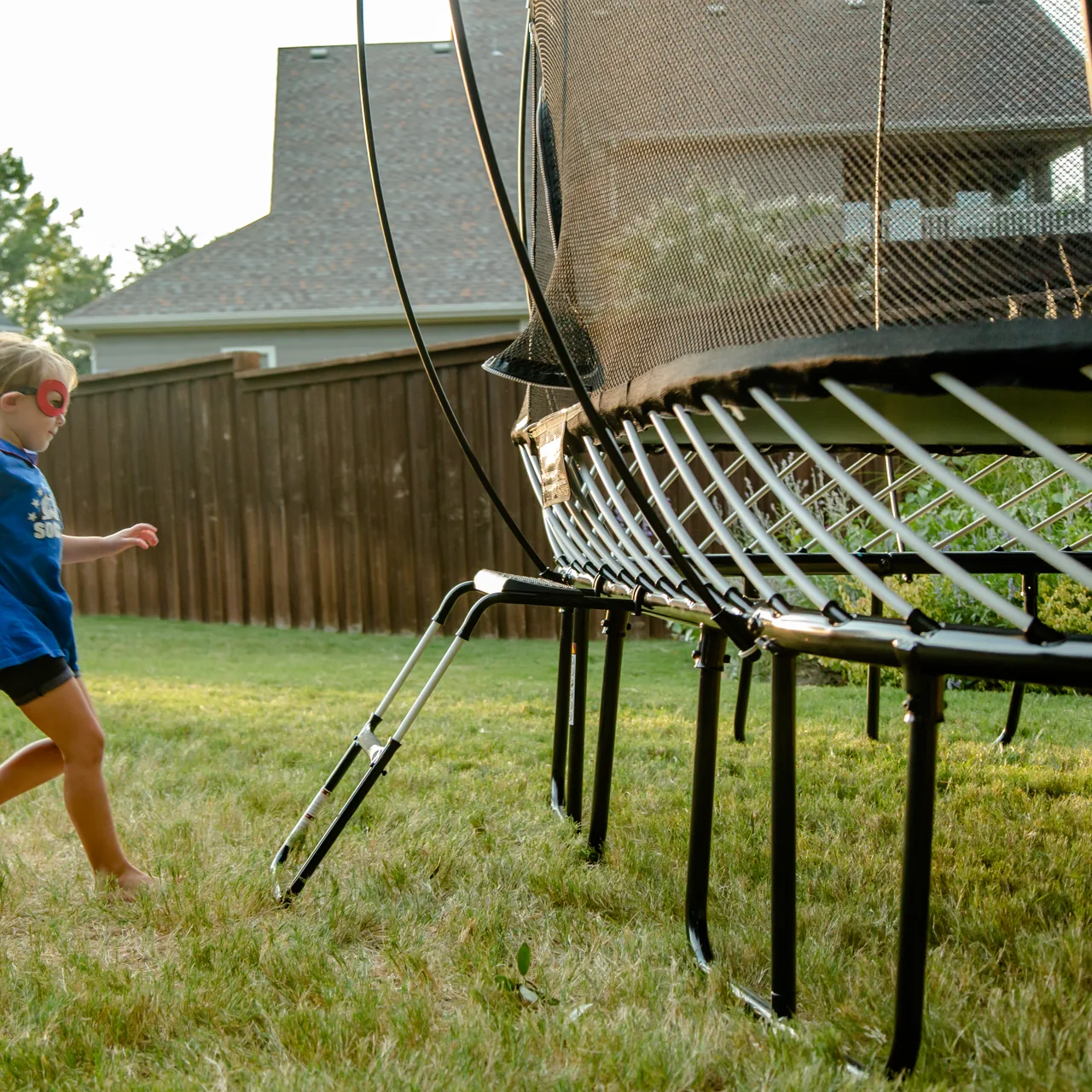 Detail von FlexrStep™ und Unterkonstruktion am Springfree O92 Large Oval Trampolin.