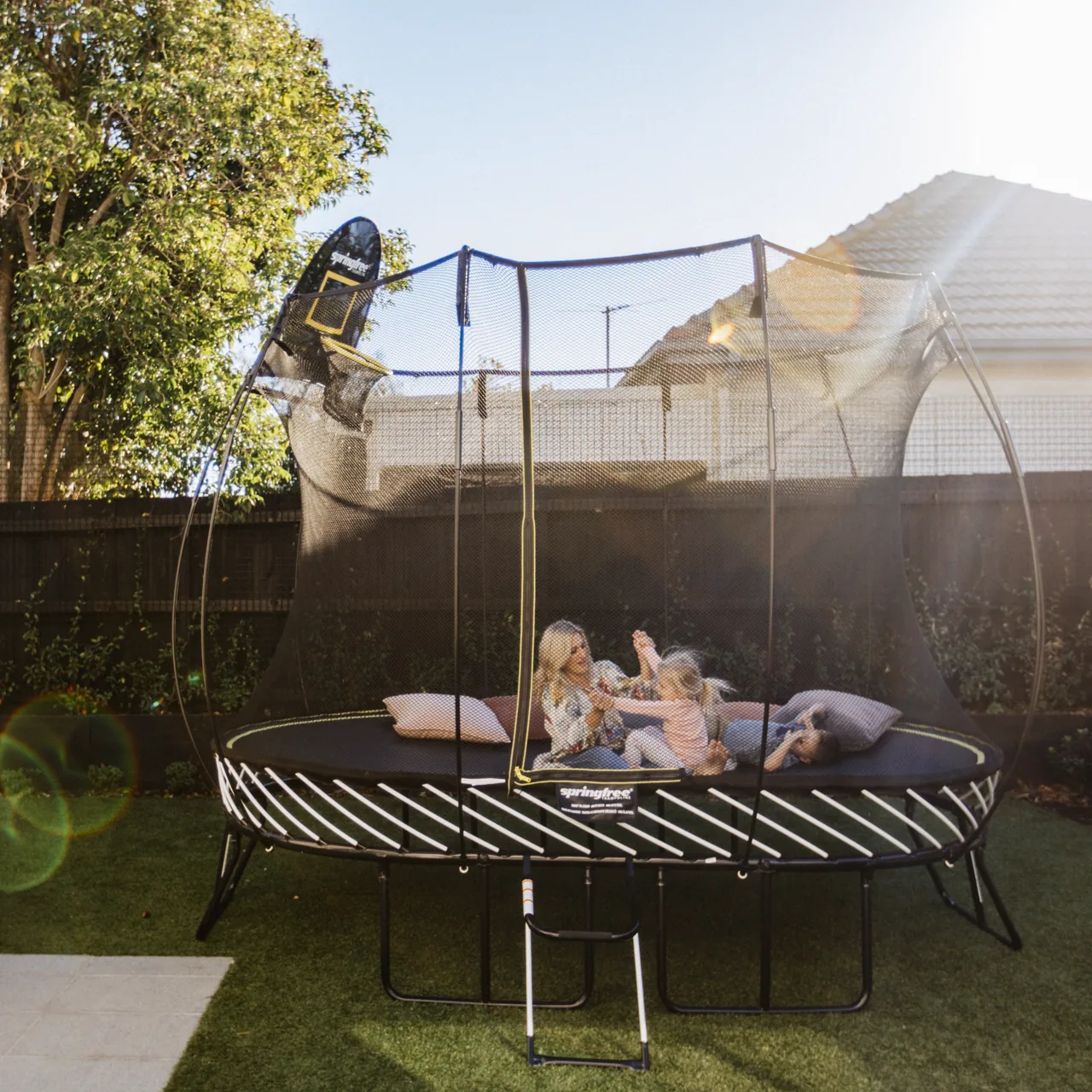 Springfree O77 Medium Oval Trampolin als Ruheplatz im Garten.