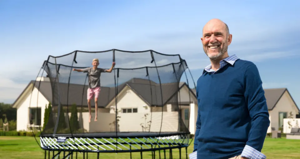 Dr. Keith Alexander neben einem Springfree Trampolin.
